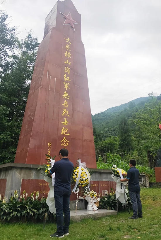 奋斗百年路 启航新征程 | 四川巴德士党组织前往革命圣地，瞻仰烈士纪念碑，传承红色基因